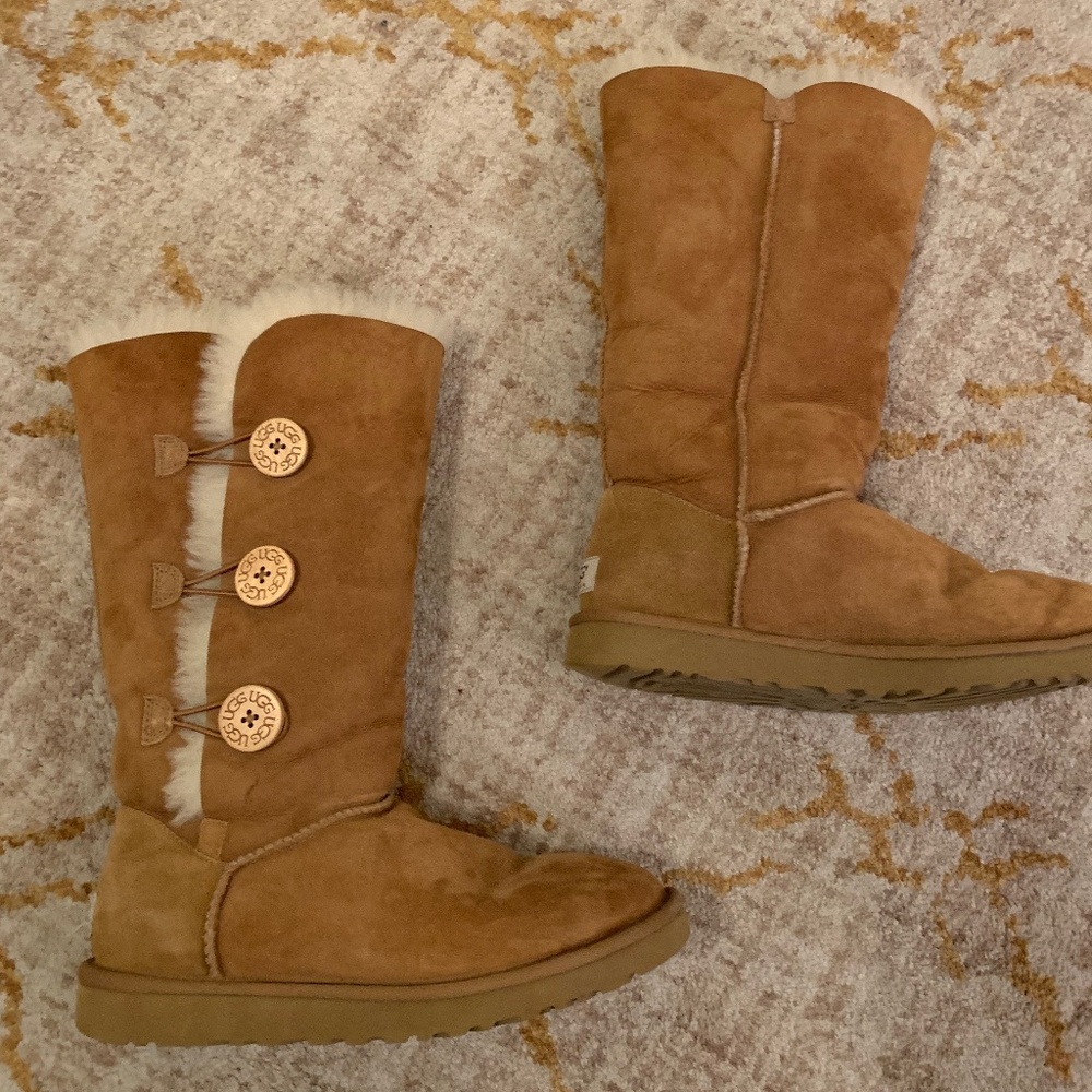 UGG Bailey Button Triple in Chestnut, size 8